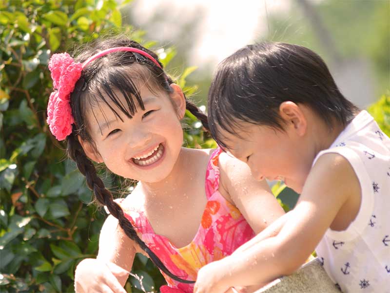 元気に遊んでいる女の子と男の子