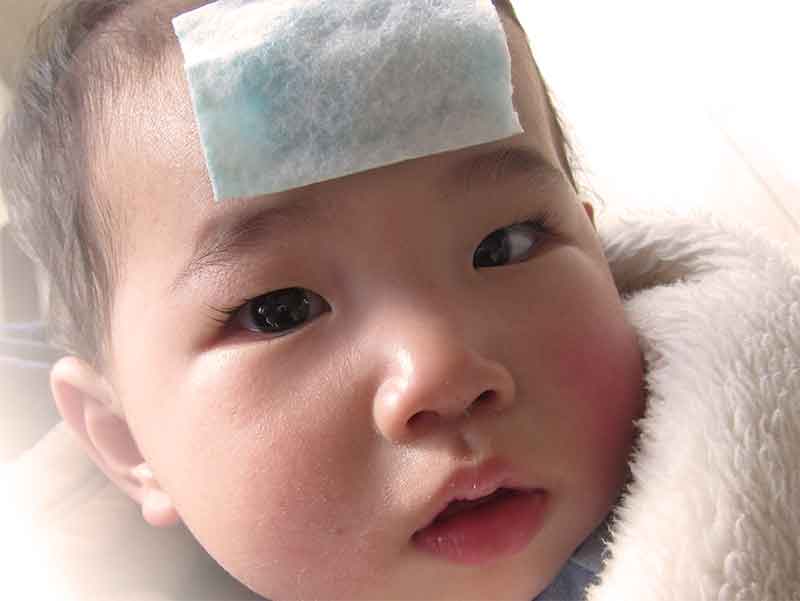 冷えピタを張っている子供