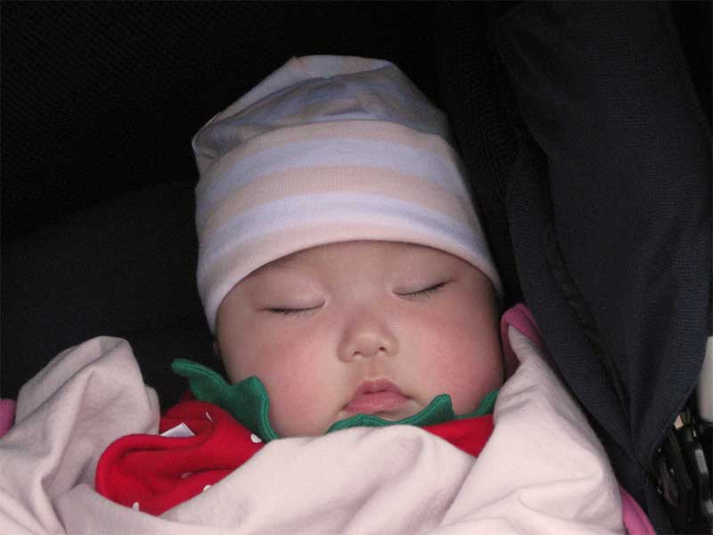 帽子をかぶっている新生児