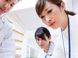医師と看護師が処置する