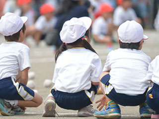 運動会に参加する子供