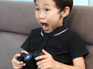 ゲームに夢中な子供