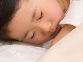 眠る子供