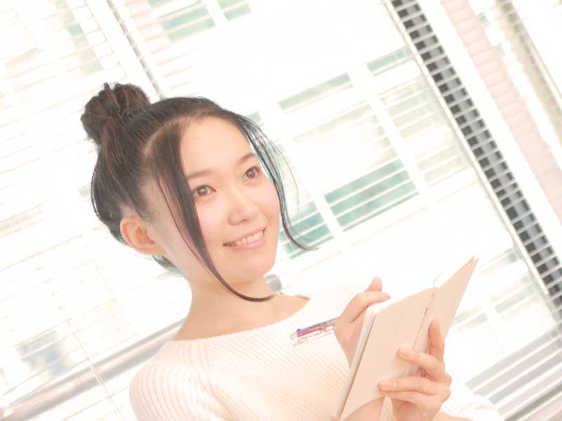 胎動カウントの時間をメモする妊婦さん
