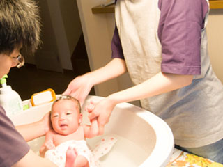 夫婦で赤ちゃんを沐浴させる