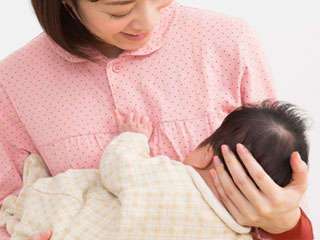 授乳する母親