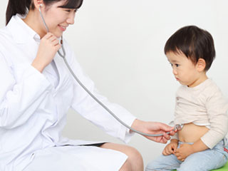 赤ちゃんのお腹に聴診器を当てる女医