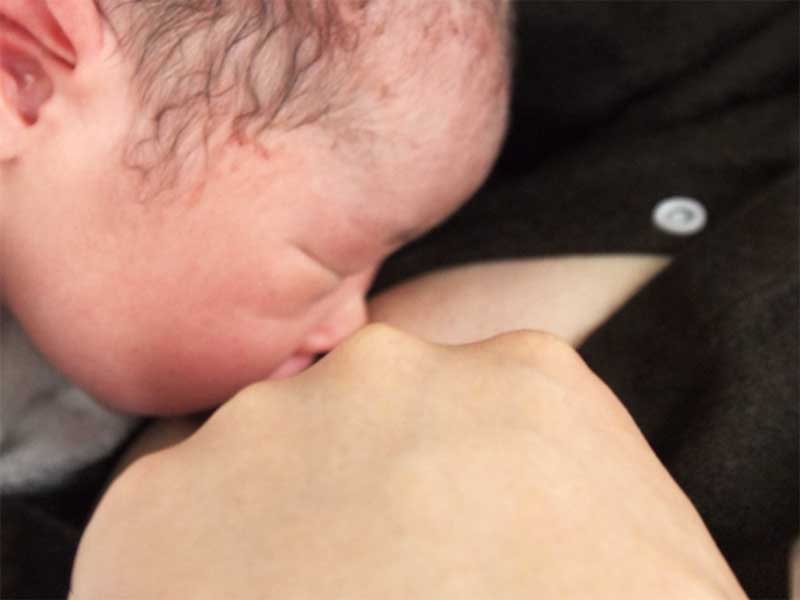 授乳されてる生まれたばかりの新生児