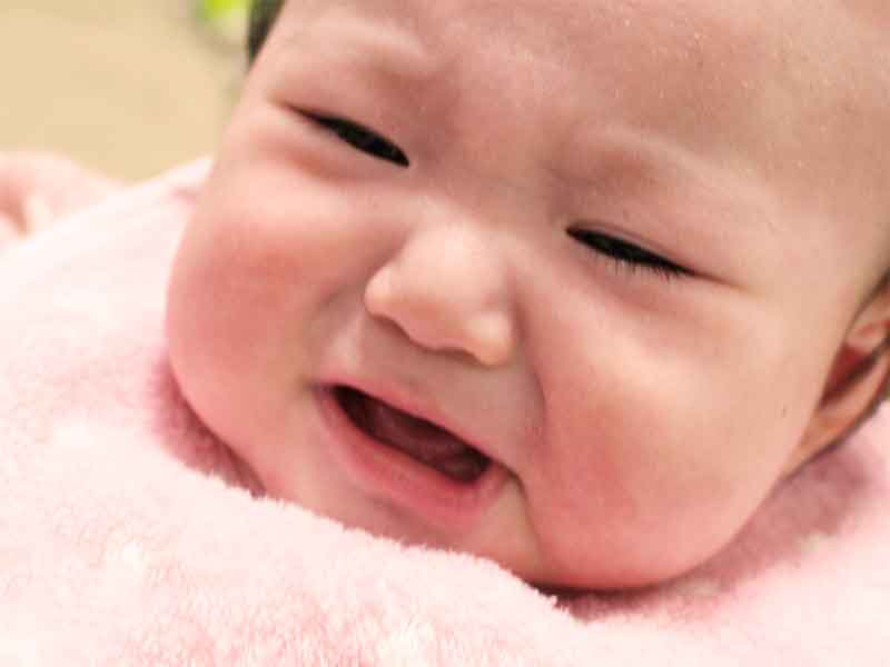 機嫌が悪くて泣いている新生児