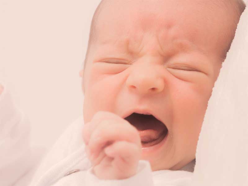 口内炎に母乳がしみて泣いている新生児