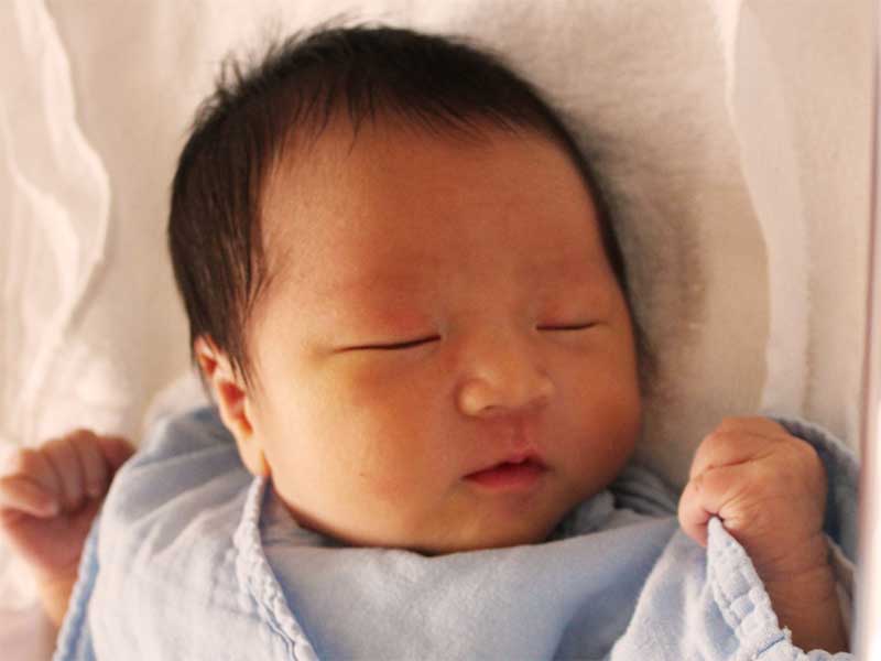 寝ている新生児