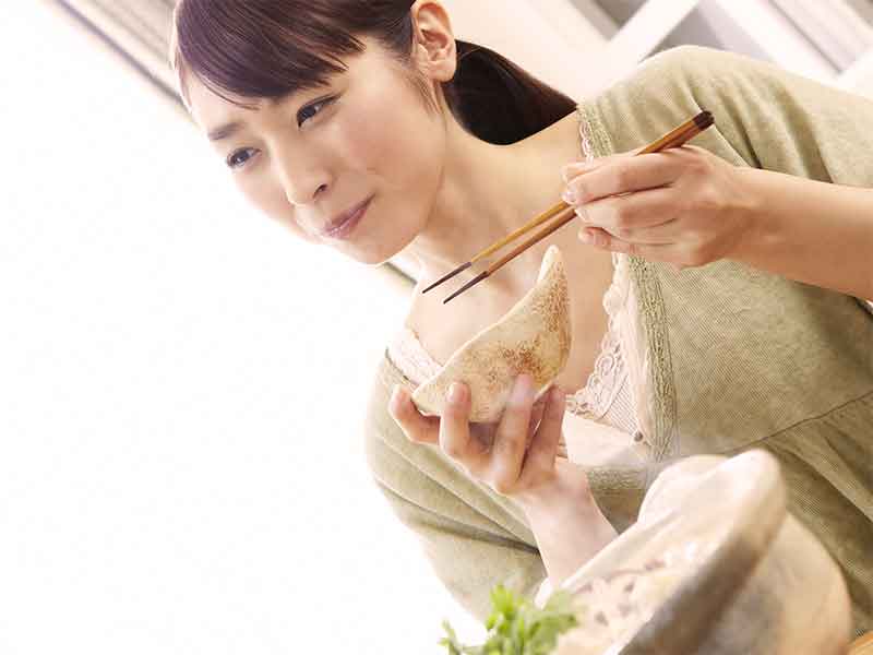 健康的な和食を食べている笑顔のママ