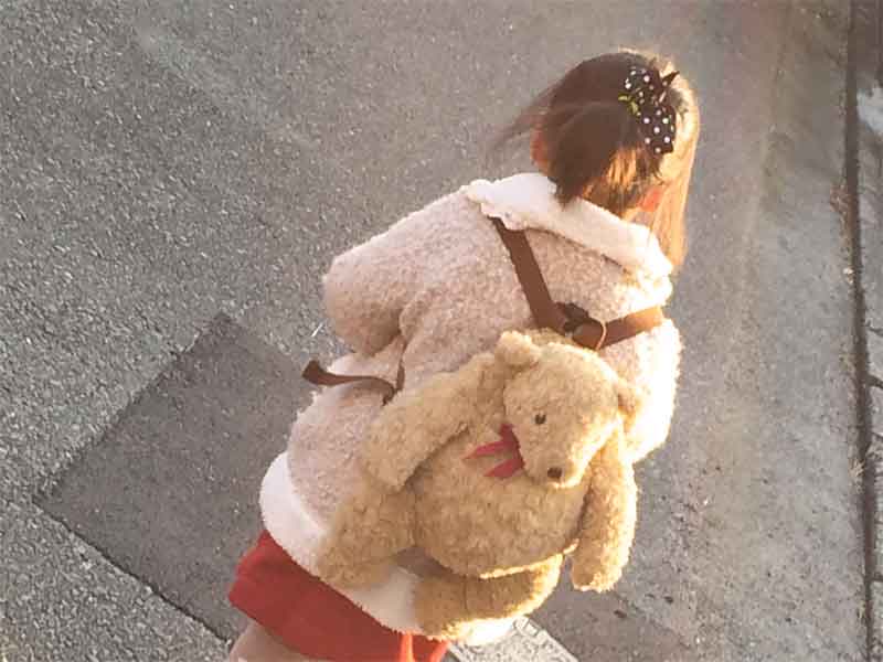 歩いている女の子の後ろ姿