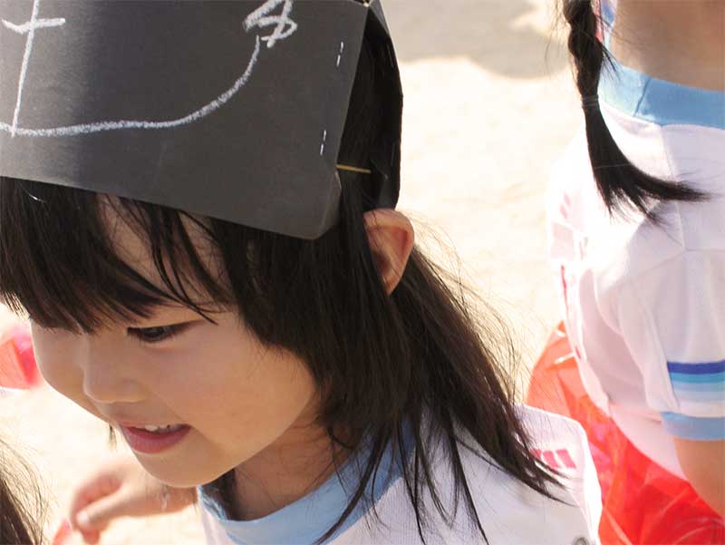 運動会の出し物発表前で緊張して苦笑いの女の子