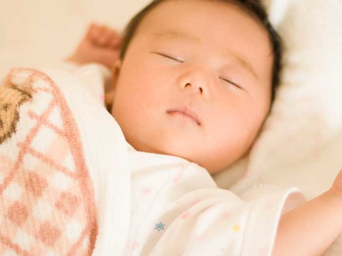 眠る赤ちゃん