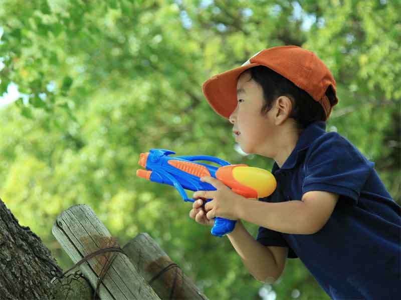 外で遊んでいる子供