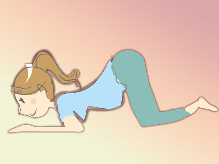 ネコのポーズをとる妊婦