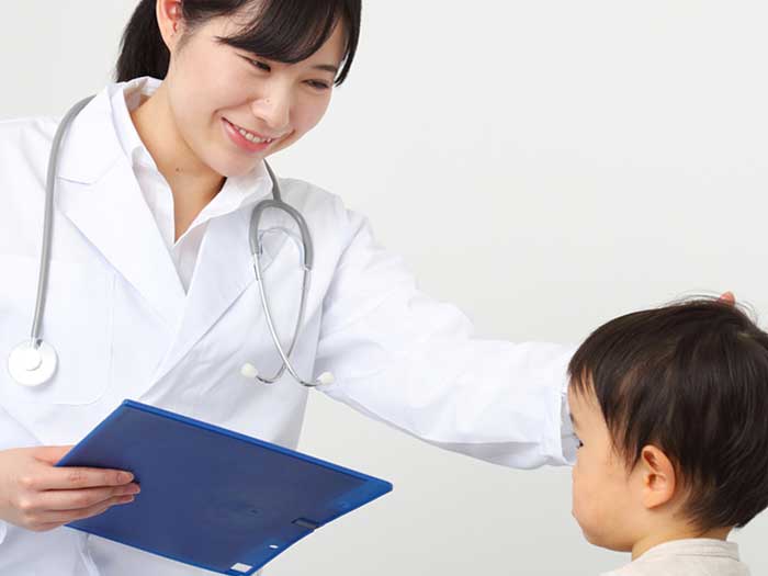 幼児を診察する女医
