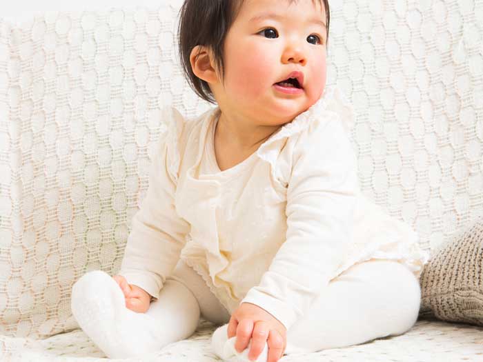 お座りする赤ちゃん