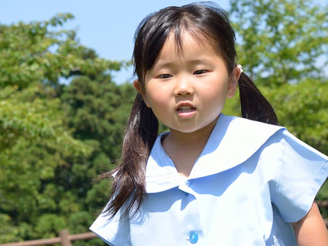 幼稚園の制服を着た園児