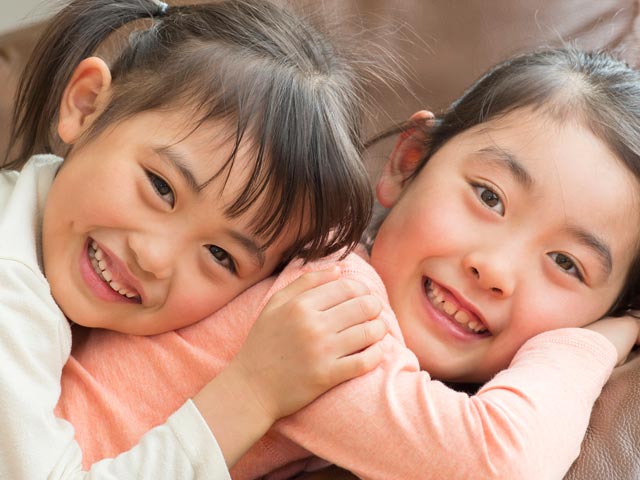 女の子同士が遊ぶ