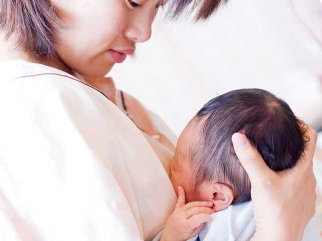 母乳を飲む赤ちゃん