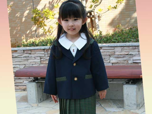 幼稚園の制服を着た女の子