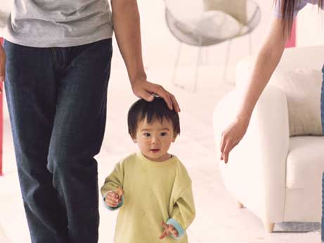 父親に頭を撫でられている小さい子供