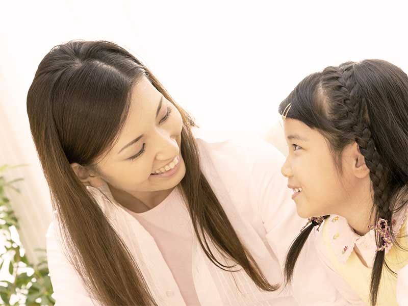 母親と喋っている女の子