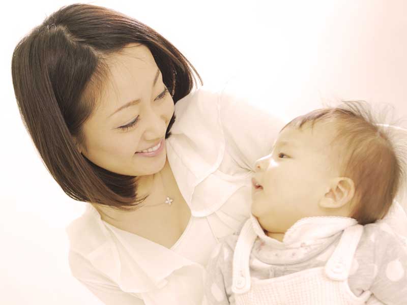 赤ちゃんを抱っこしているママ