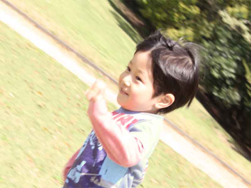 外で走っている男の子