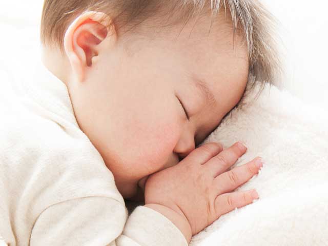 指を咥えながら眠る赤ちゃん