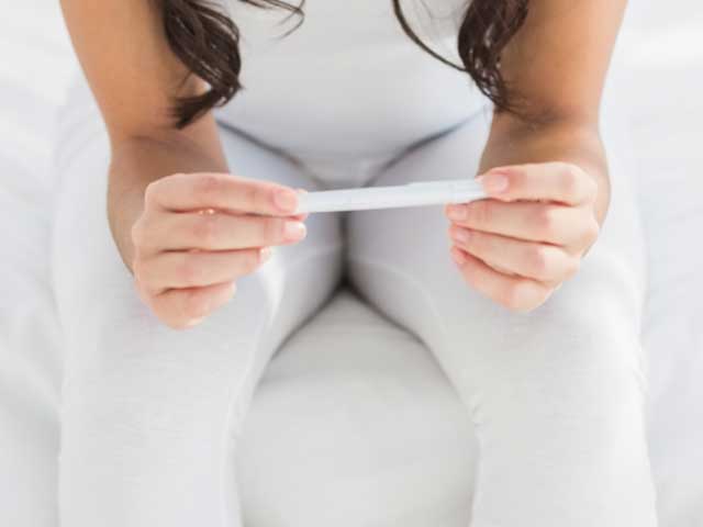 妊娠検査薬を見る女性
