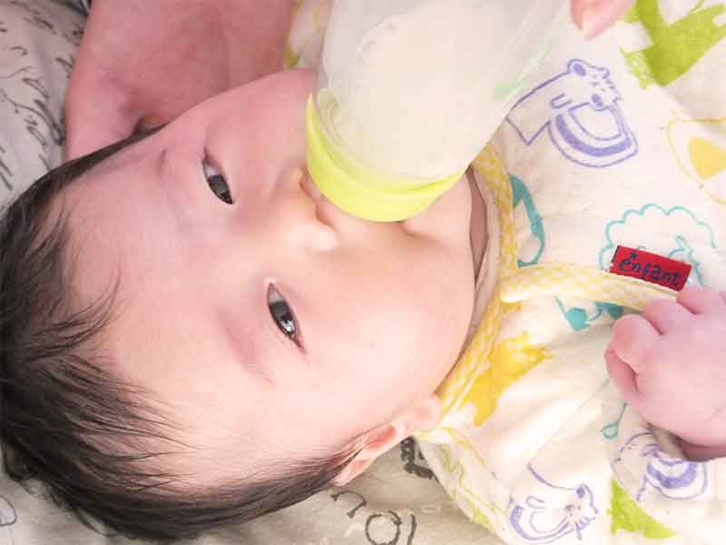 哺乳瓶でミルクを飲んでいる赤ちゃん