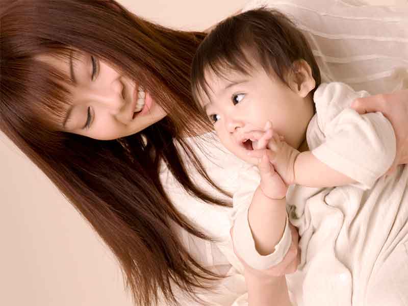 部屋の中で母親と遊んでいる子供