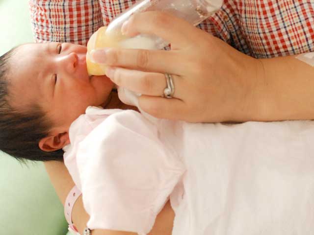 哺乳瓶でミルクを飲む赤ちゃん