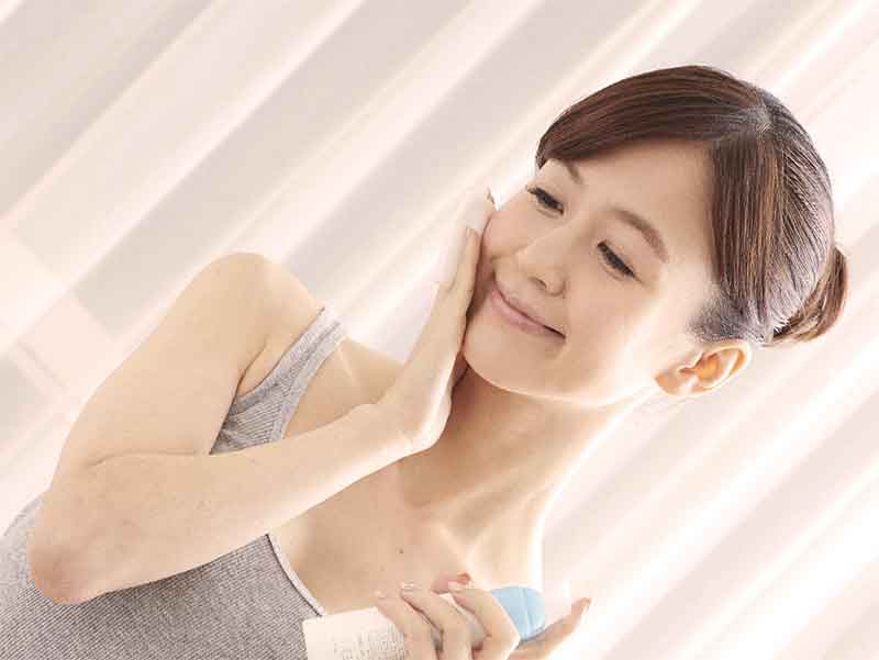 ニキビケア用の化粧品を使っている女性