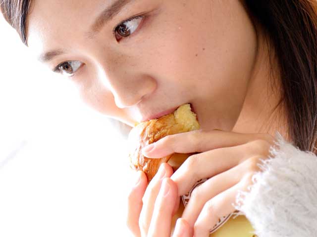 間食する女性