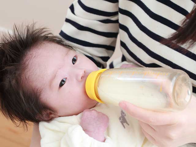 ミルクを飲む新生児