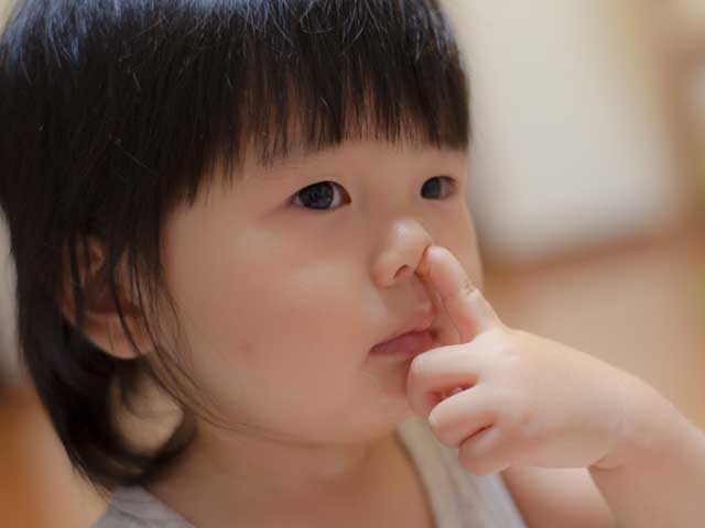指で鼻をほじる幼児