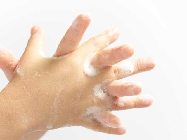 石鹸の泡がついた子供の手