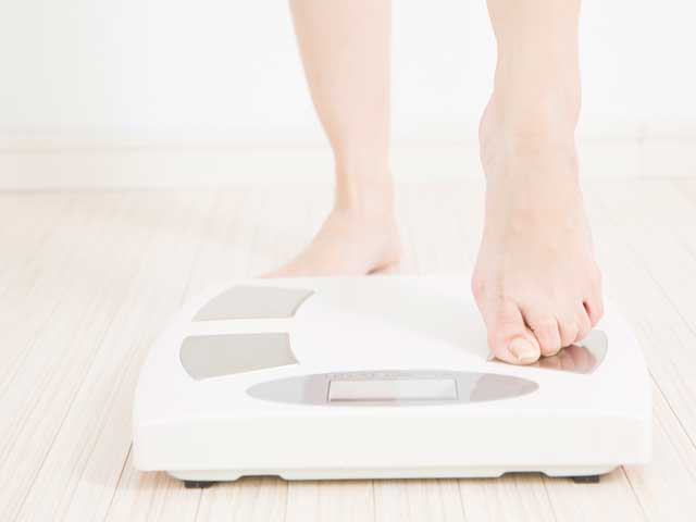 体重計にのる女性