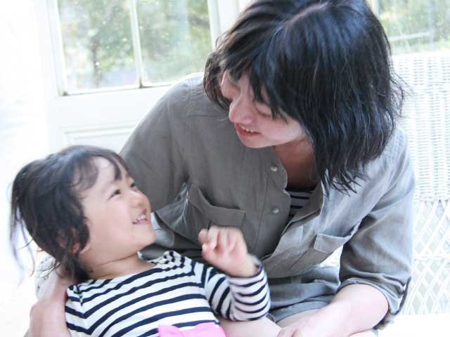 子供に話しかける母親