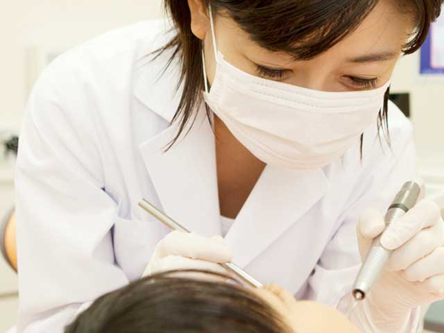 子供の歯を検査する歯科医