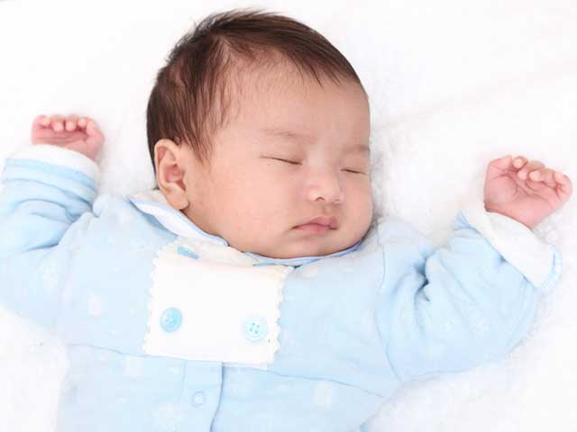 厚手のパジャマで眠る赤ちゃん