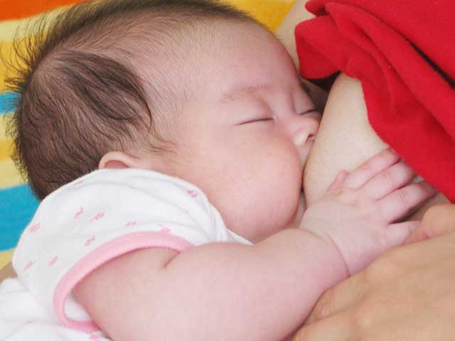 母乳を飲む赤ちゃん