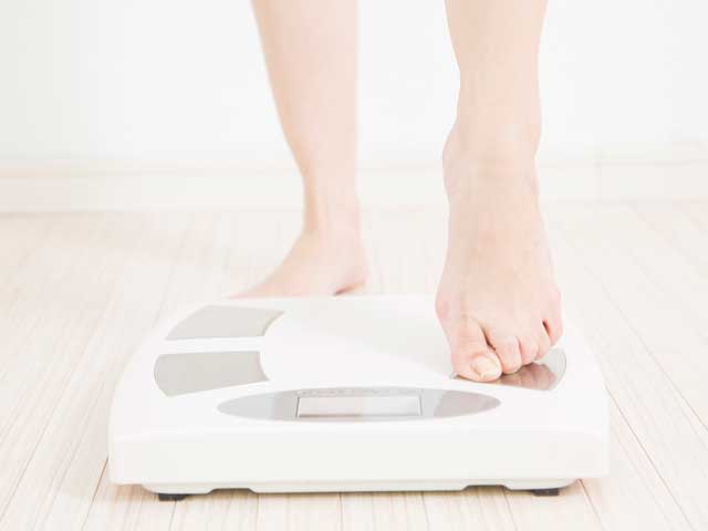 体重計にのる女性