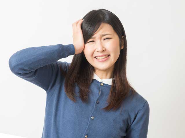 頭痛で苦しむ女性