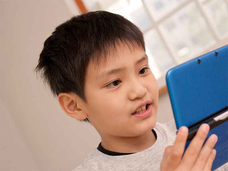 寝る前にゲームをしている男の子