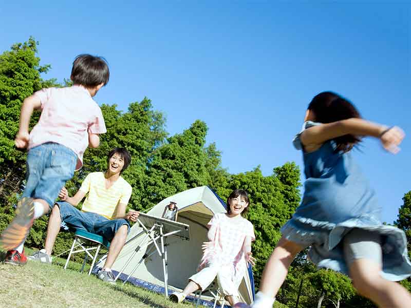 外で走って遊んでいる子供たち